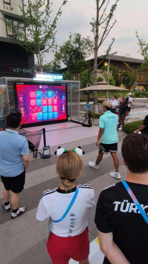 “成都造”科技产品世运村圈粉 国外运动员争相体验(图3)