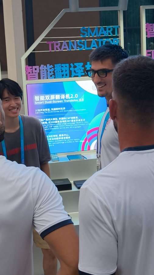 “成都造”科技产品世运村圈粉 国外运动员争相体验